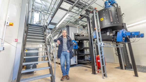 ASi Danpower Eesti energeetika valdkonna juht Jan Mustjõgi oktoobri alguses valminud, kuid uue aasta alguses krõbekülma poolt testituna ametlikult üle antud Väimela kaugküttekatlamaja juures. Fotod: AIGAR NAGEL